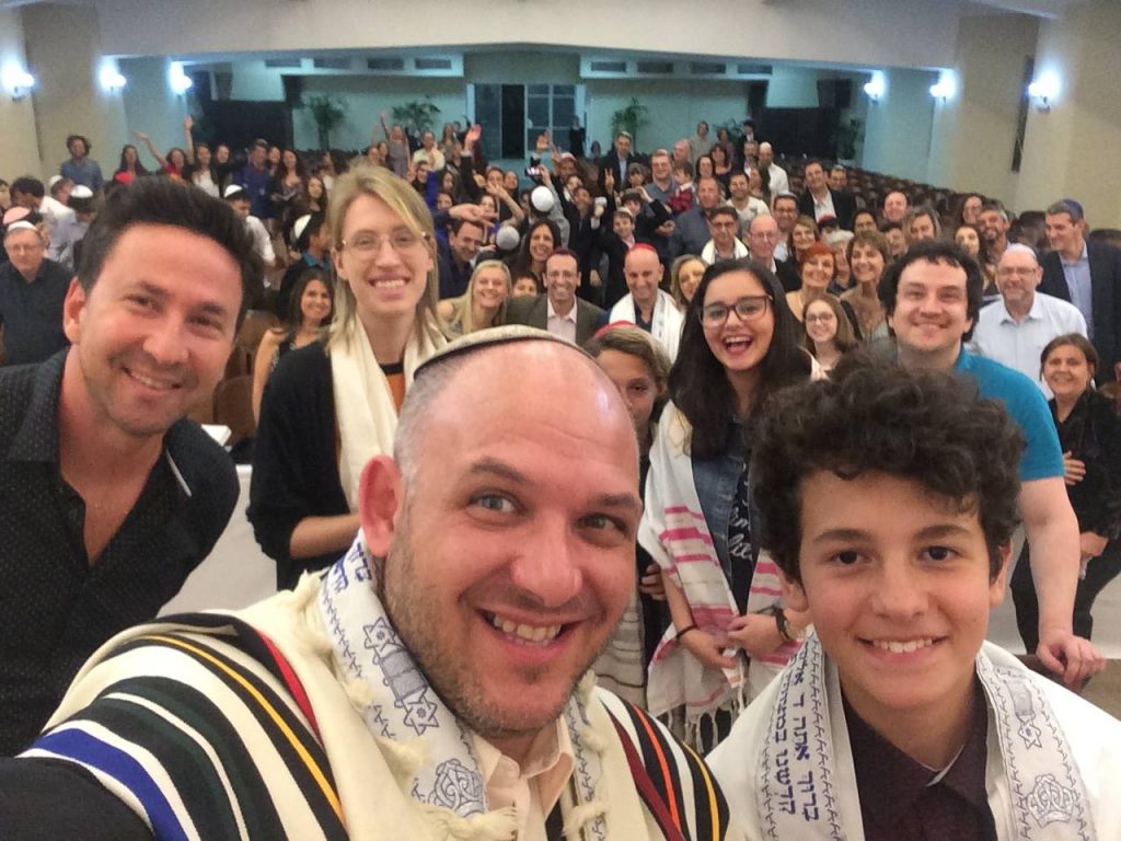 Rabbi Ari Oliszewski (front left) taking a selfie with his congregation.