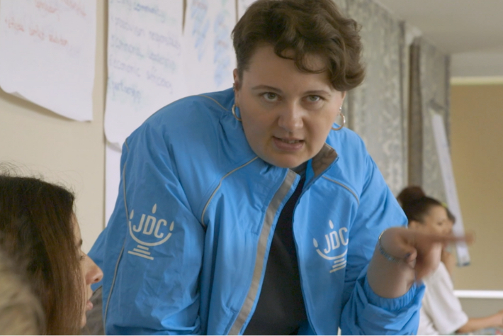 JDC volunteer speaking to clients during a workshop in Minsk, Belarus.