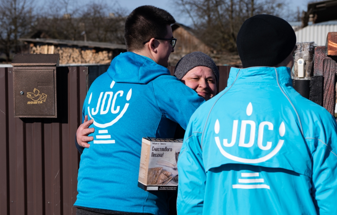 JDC volunteer aids in Passover feast with elderly client on Passover 2024