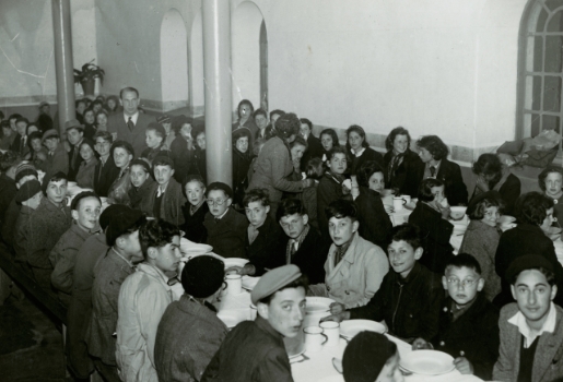 With support from JDC, French-Jewish refugee children receive nutritious meals. Parede, Portugal. 1941.