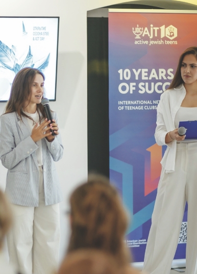 Daria Pavlovschi, left.