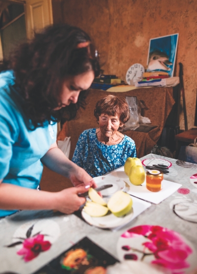 A JDC volunteer celebrates Rosh Hashanah with Olena Neishtab, an elderly Jew in Dnipro, Ukraine.