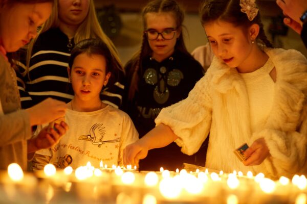 Shabbat is a time for Jews of all ages to gather in the JDC-supported Beit Dan Jewish Community Center (JCC) in Kharkiv, Ukraine.